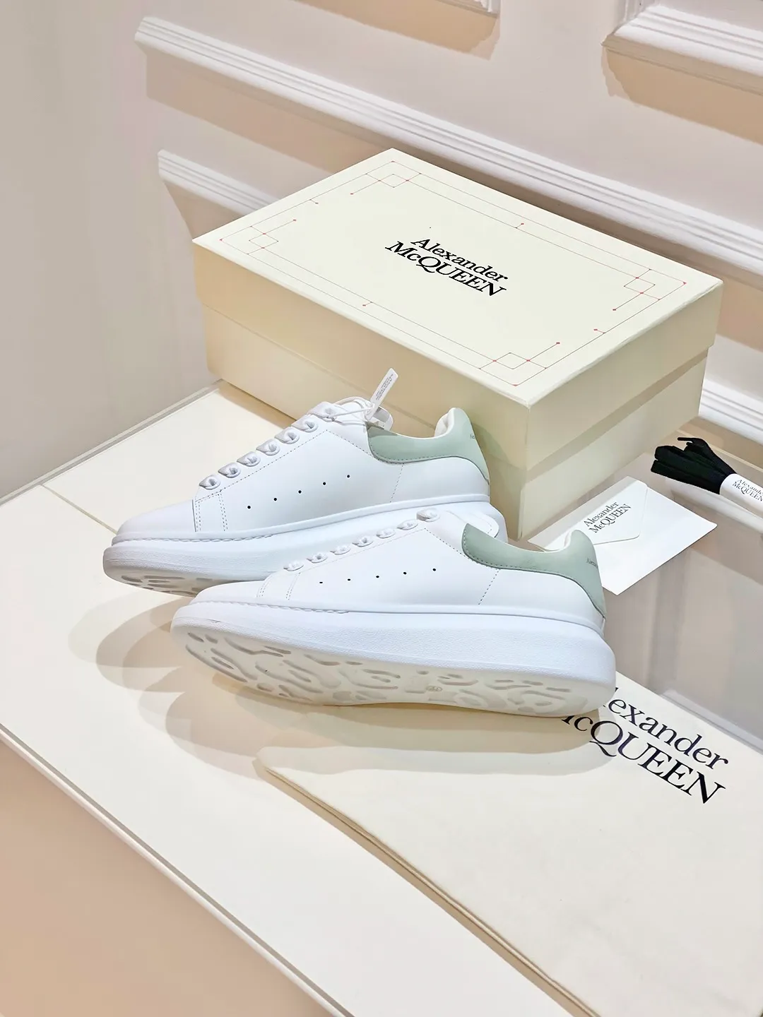 👟👟Ex-factory price 560👟👟 𝐀𝐥𝐞𝐱𝐚𝐧𝐝𝐞𝐫 𝐌𝐜𝐐𝐮𝐞𝐞𝐧A must-have for going out ~ full of confidence. McQueen white shoes are versatile and can instantly elongate your proportions. The long legs that fill the screen make you confident, sweet and cool, and can be controlled by both male and female gods, making you look better as you wear them. ⭐Shoe upper material: first-layer cowhide ⭐Shoe lining material: sheepskin ⭐Available sizes: 35-40, male 39-45 (female 40, male 45 customized)